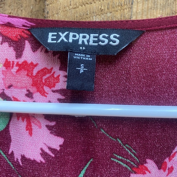 Express Burgundy Floral Wrap Crop Top Size‎ Small 100% Rayon Hand Wash - Picture 5 of 8